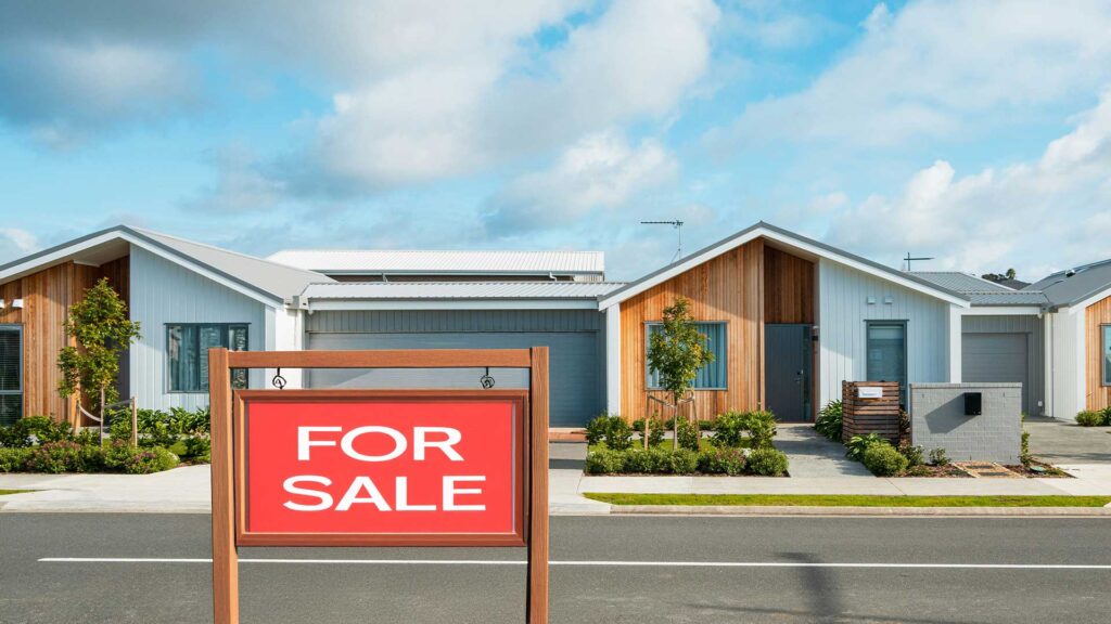 prévisions immobilières USA en 2025 illustrées par une maison, une courbe de croissance et un drapeau américain