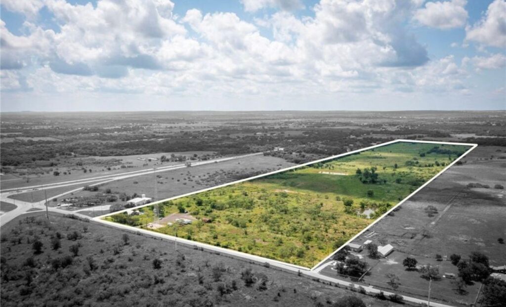 Vista aérea de un terreno delimitado en Seguin, Texas, adquirido por LandQuire para la cartera 17
